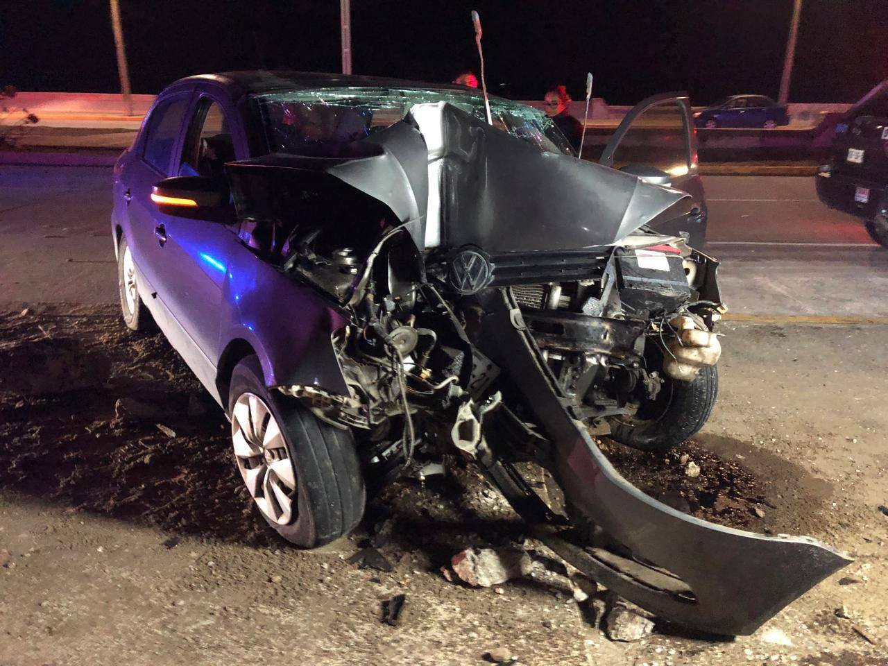 Conductor abandona auto tras fuerte choque en el Malecón de Coatzacoalcos