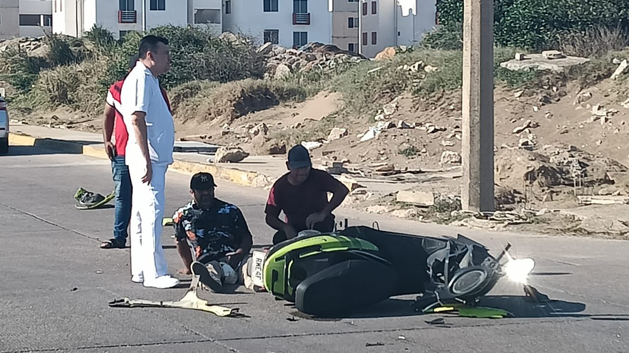 Doble colisión en el malecón de Coatzacoalcos deja un motociclista herido y cuantiosos daños