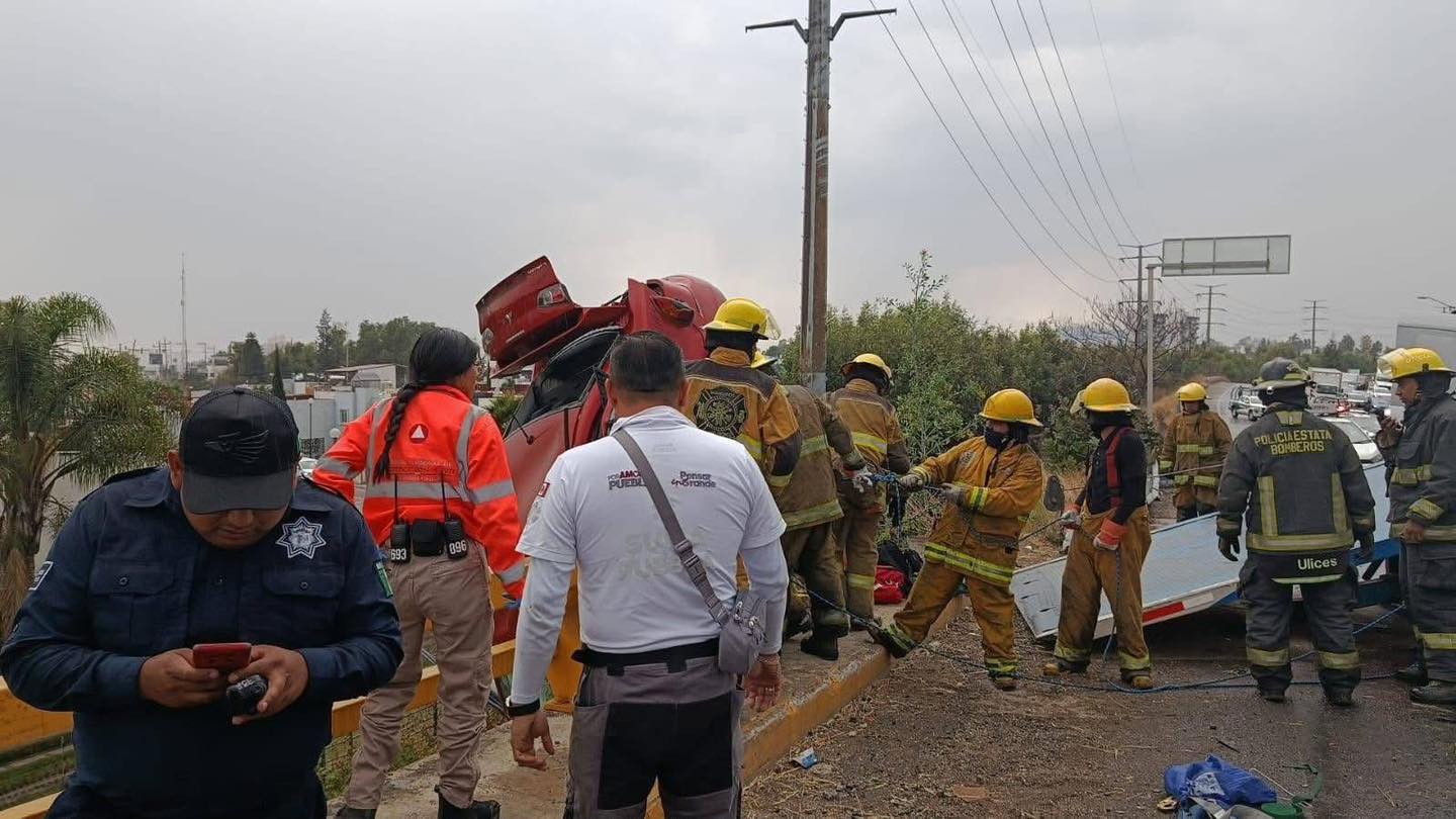 Auto queda al borde de puente tras fuerte choque en el Periférico Ecológico; una mujer fallece