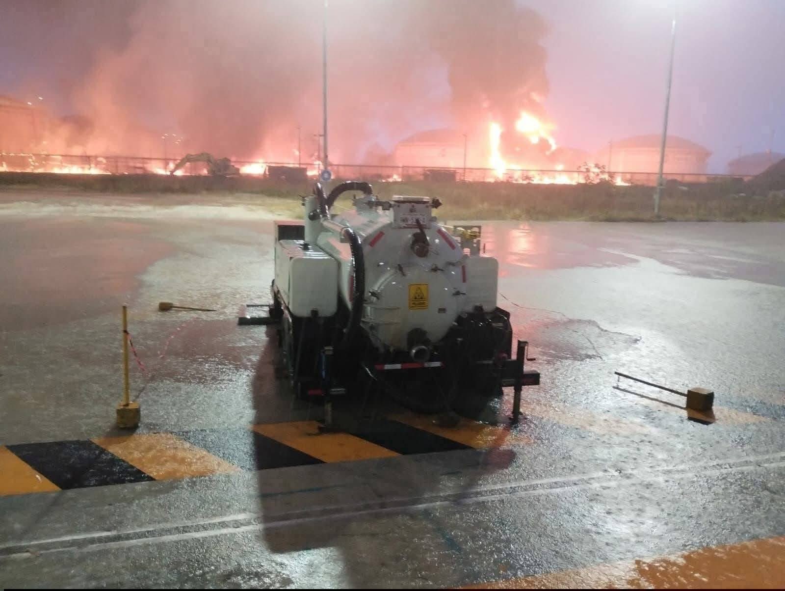 CONTROLAN INCENDIO EN MUELLE DE DOS BOCAS, CERCA DE LA REFINERÍA OLMECA