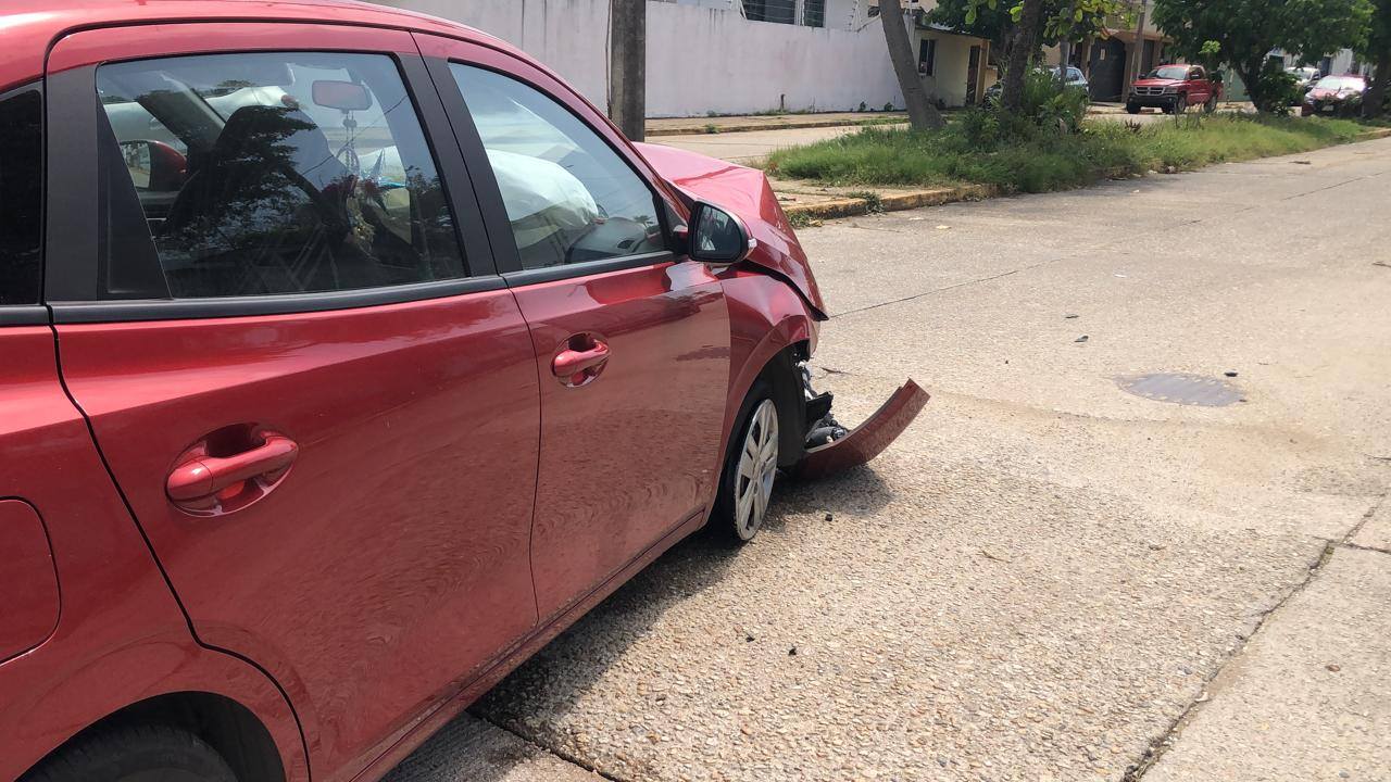 Choque entre camioneta y automóvil deja daños elevados en La María de la Piedad