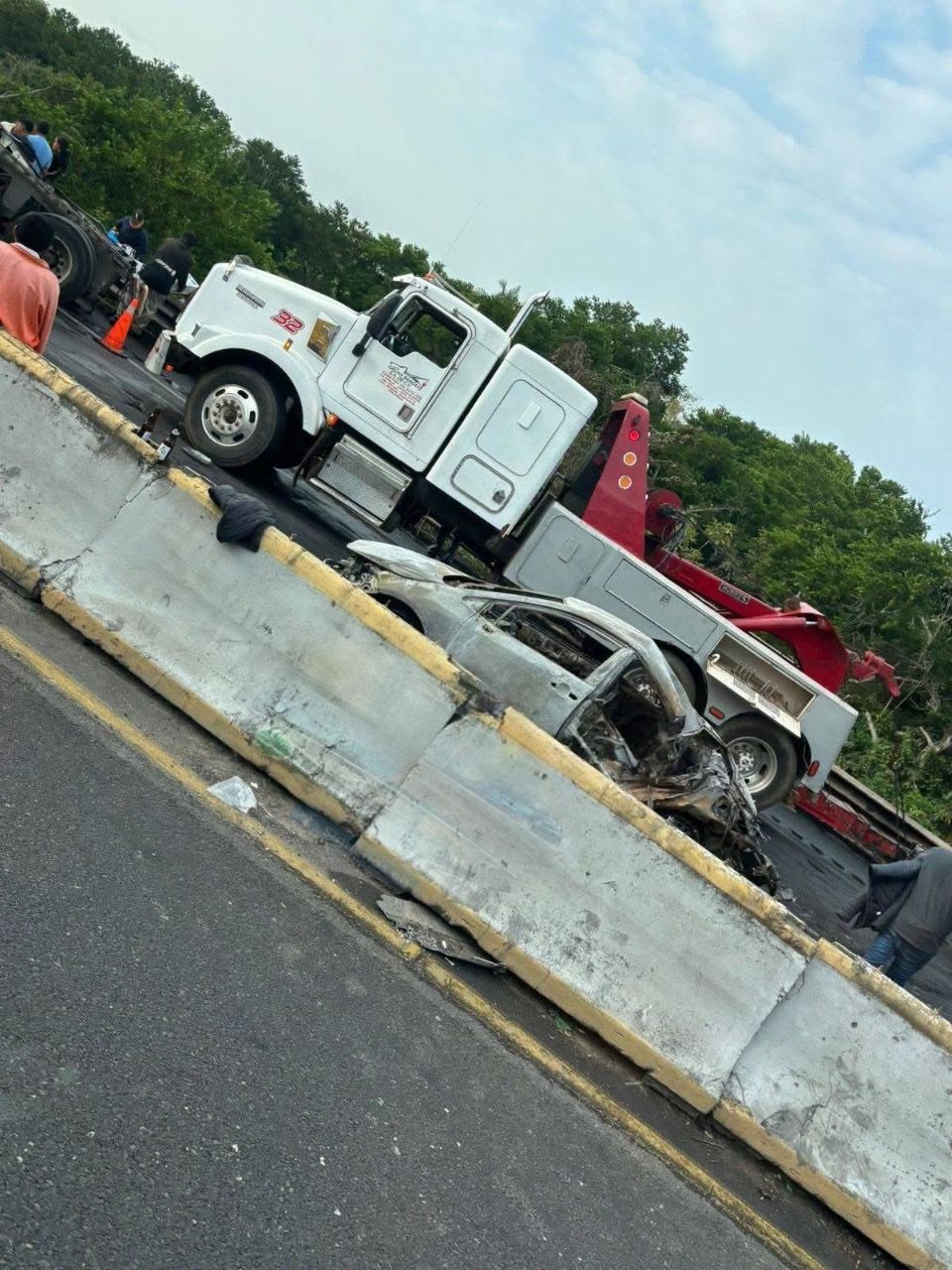 Choque e incendio de nodriza colapsa la autopista Isla–Acayucan