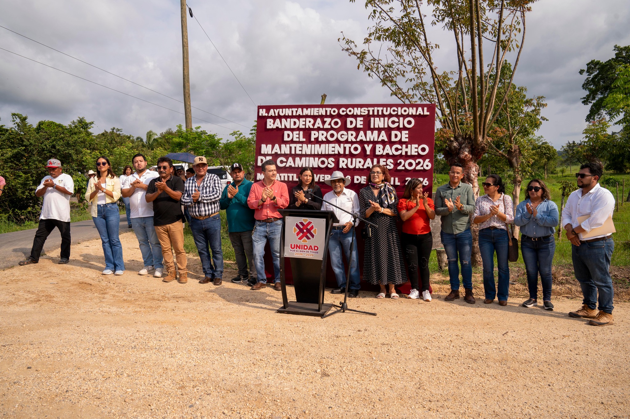 Guillermo Reyes Espronceda da banderazo de inicio al mantenimiento de caminos rurales