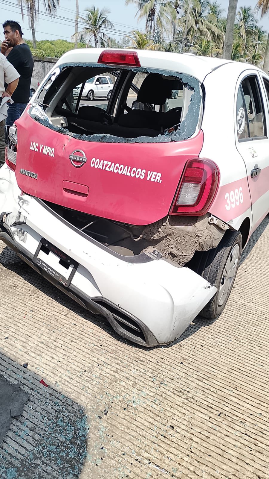 Tráiler se queda sin frenos y embiste taxi en Coatzacoalcos