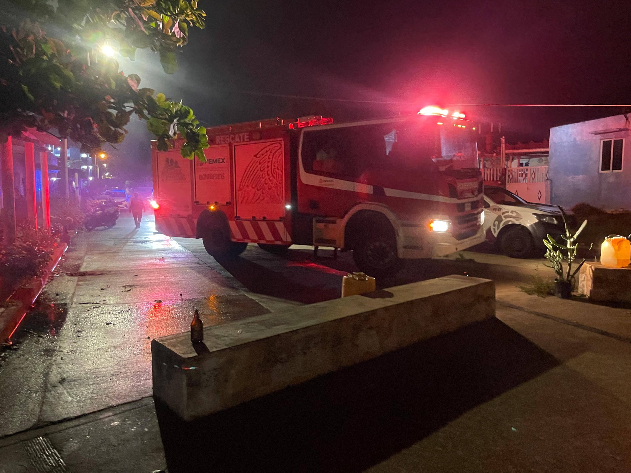 Siniestro en Villa Allende: fuego consume embarcación y bodega de pescadores