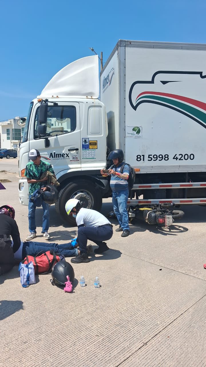 Grave accidente en la avenida Zabludovsky: motociclista termina hospitalizado tras ser embestido por un camión de carga