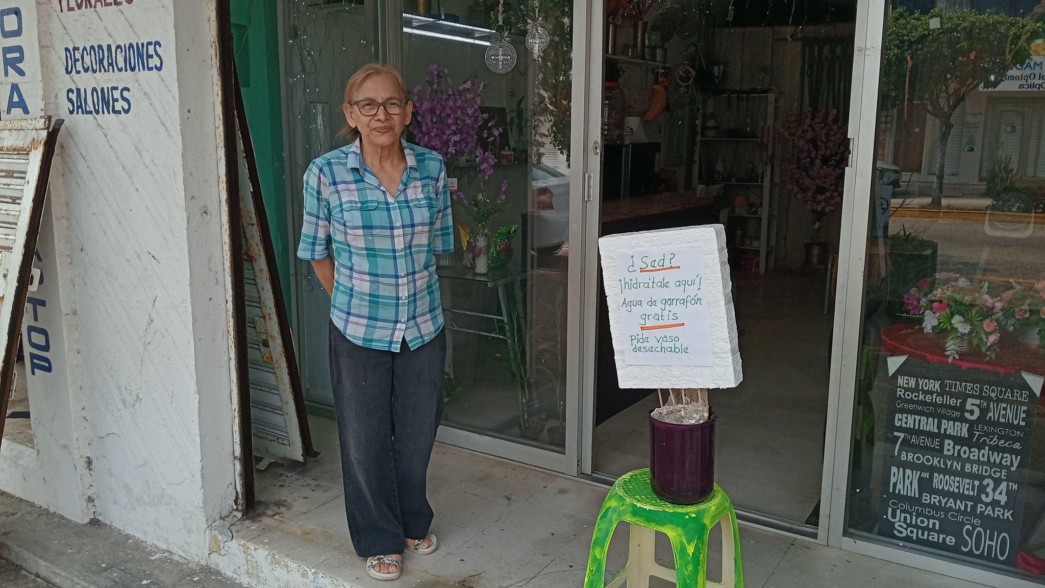 Comercios de Coatzacoalcos se solidarizan ante ola de calor; regalan agua a transeúntes