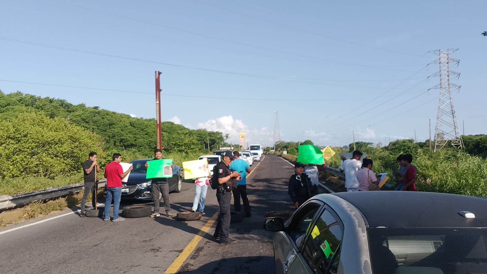 Bloqueo en el puente Coatzacoalcos I: exigen justicia tras detención de jóvenes de Mundo Nuevo