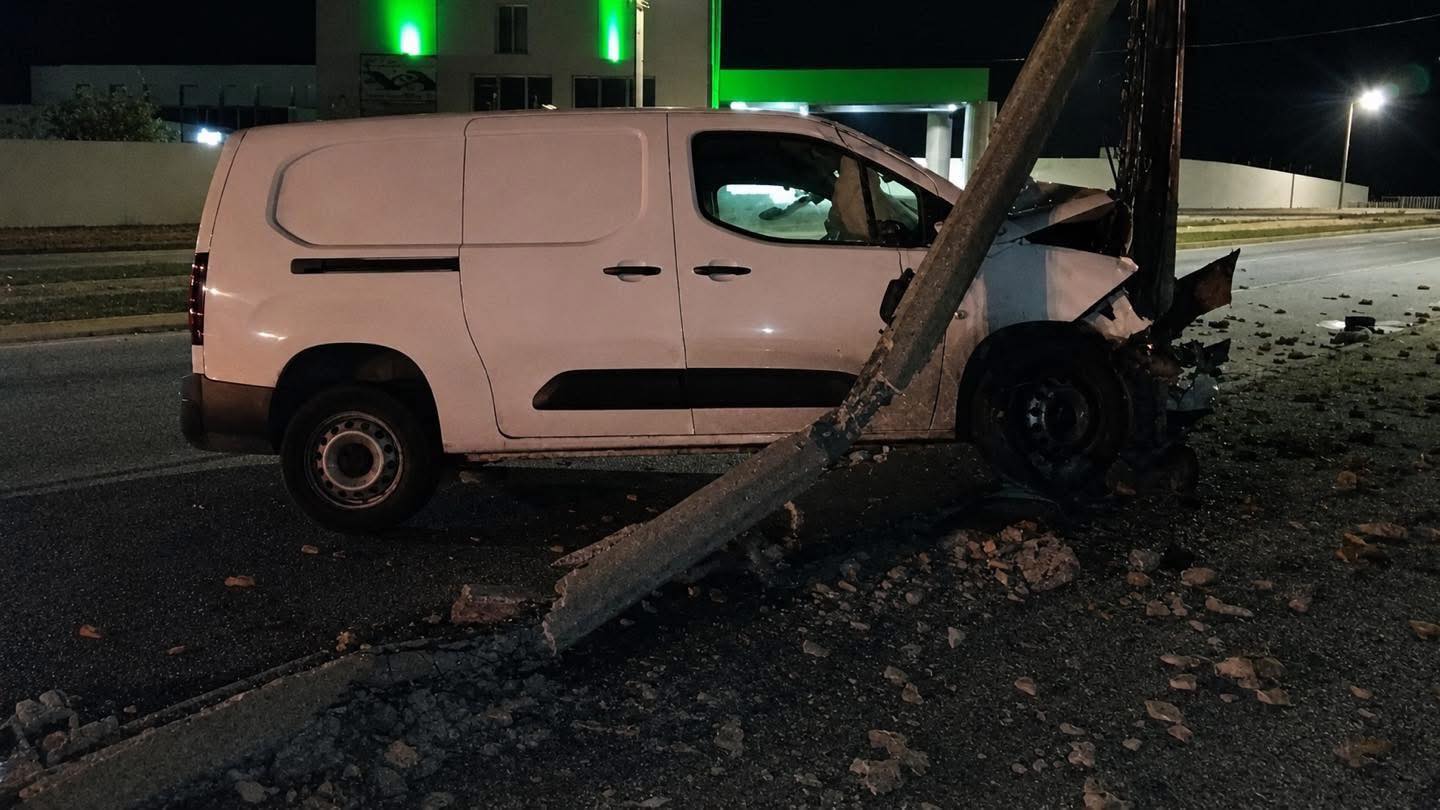 Camioneta termina destruida tras chocar contra poste en el malecón; ocupantes abandonan el lugar