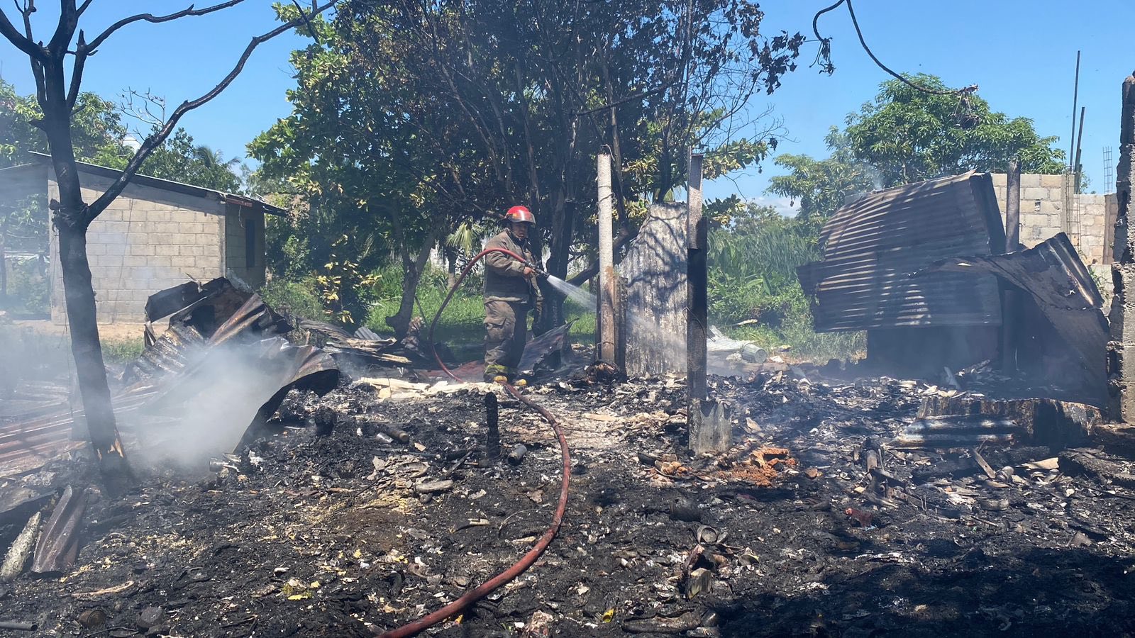 Lo perdió todo y sus mascotas mueren calcinadas, tras voraz incendio en la colonia Fertimex