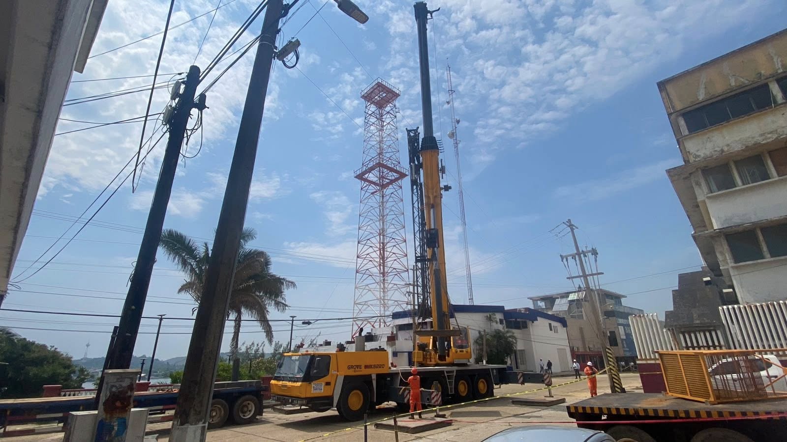 Fin de una era en Coatzacoalcos: retiran histórica torre de telecomunicaciones de Pemex en el centro