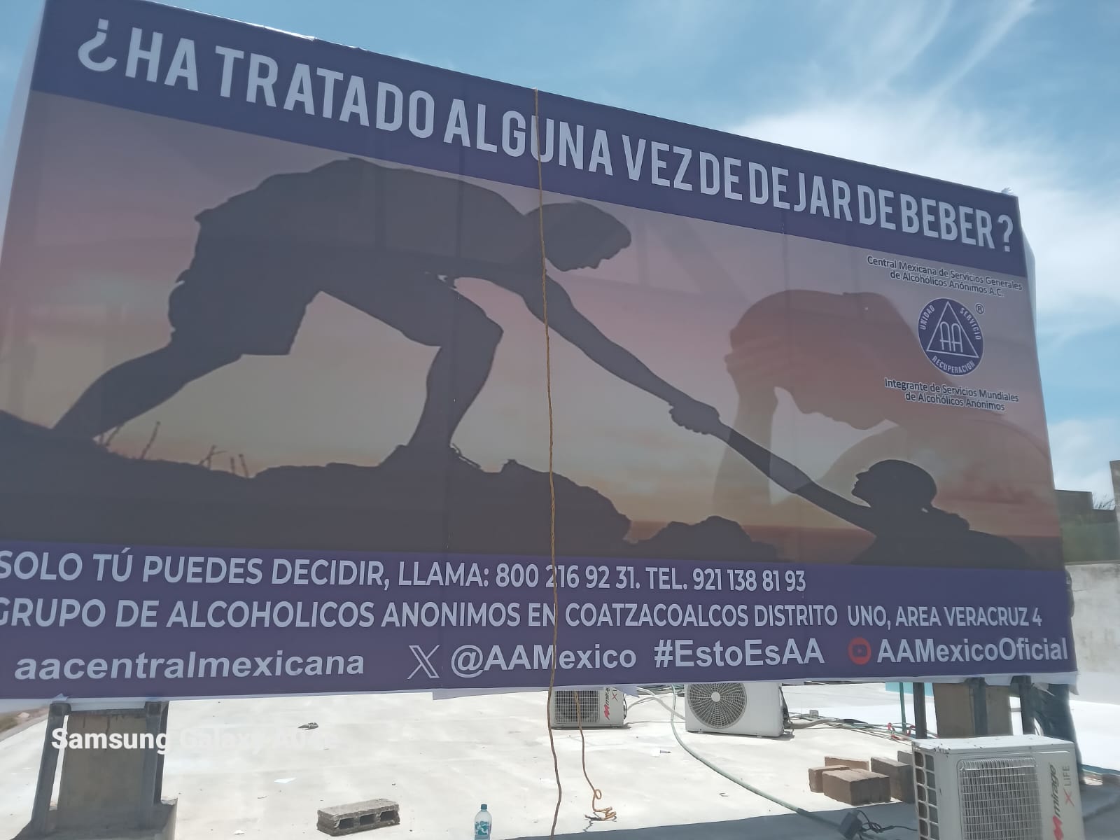 Llevan mensaje de esperanza al Malecón Costero; Alcohólicos Anónimos instala lonas informativas en Coatzacoalcos