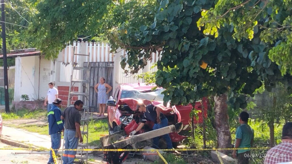 Ebrio conductor destroza postes y deja sin energía a familias de Cosoleacaque