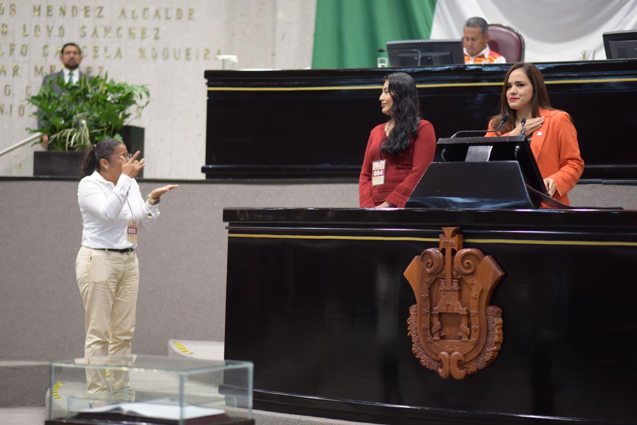Por ley, espacios públicos contarían con intérprete de lengua de señas