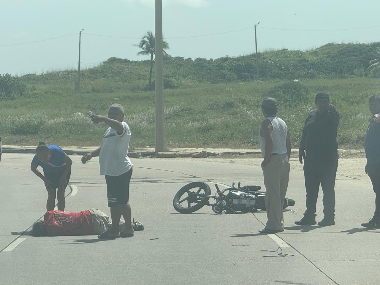 MOTOCICLISTA DERRAPA EN EL MALECÓN Y QUEDA INCONSCIENTE TRAS CAER