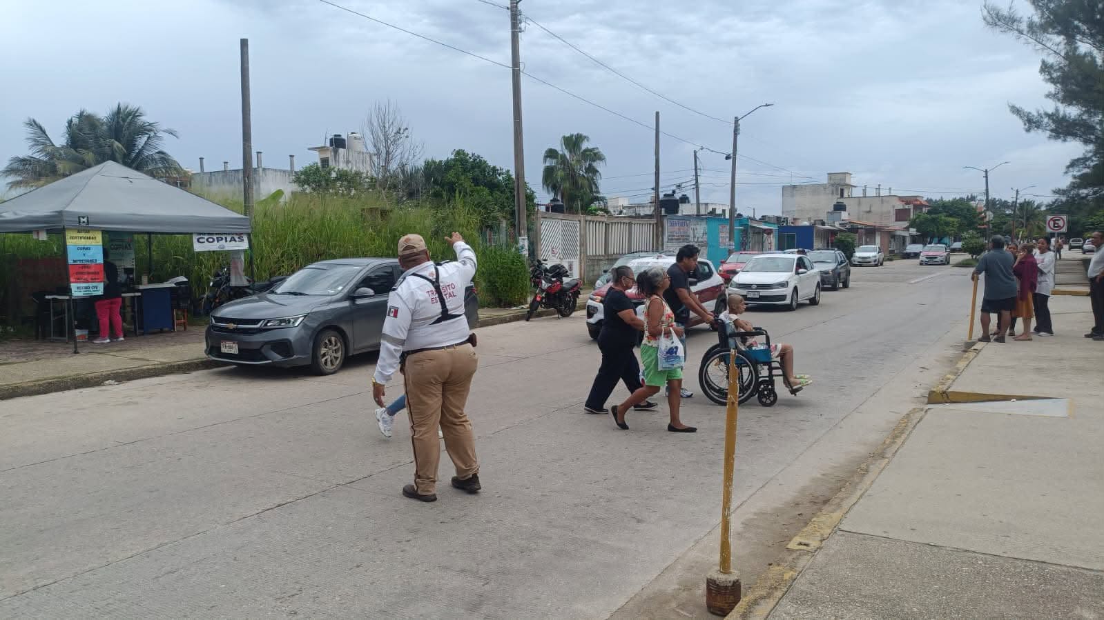 Agilizan la circulación vehicular ante el caos vial generado cerca de la clínica 69 del IMSS