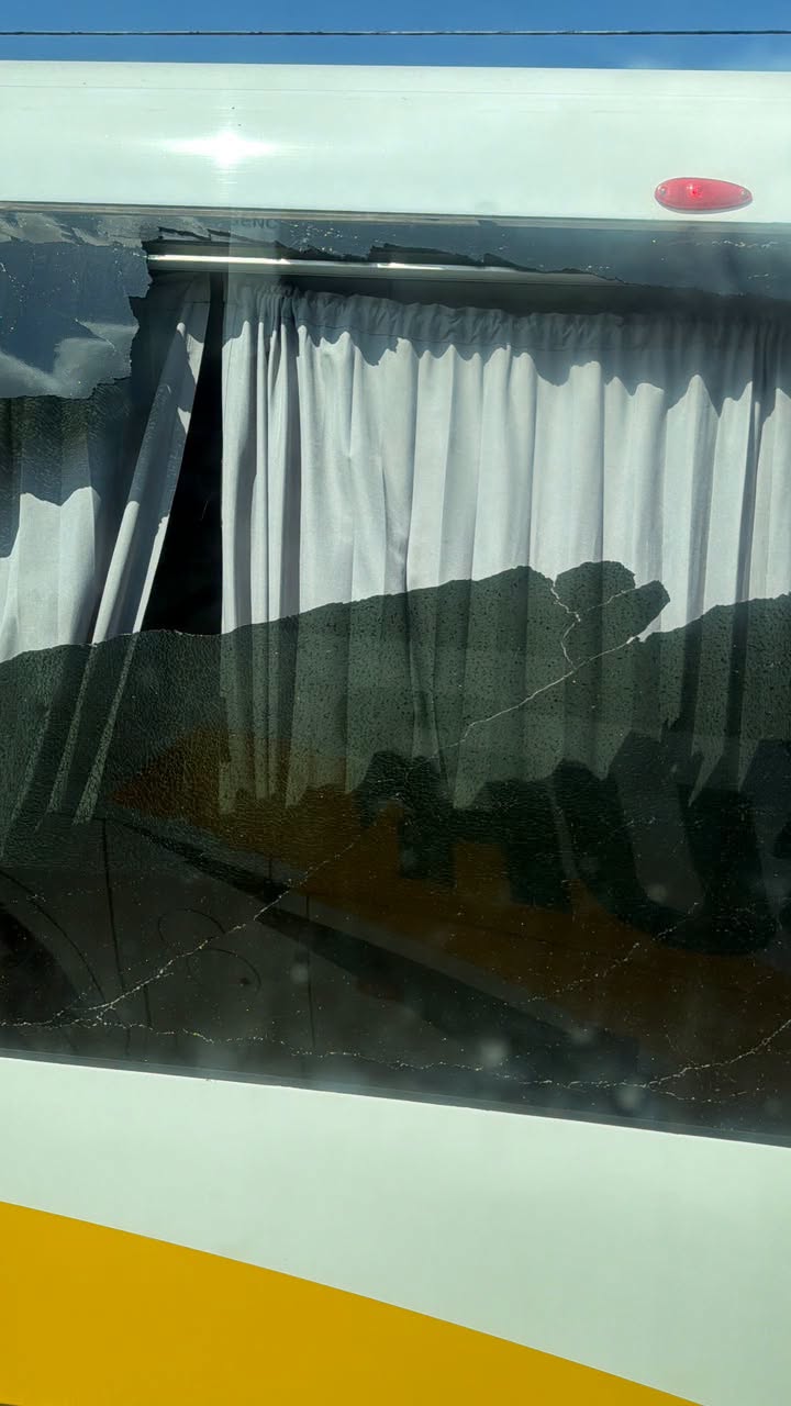 Autobús de pasajeros termina con un cristal destrozado tras choque contra grúa en Coatzacoalcos