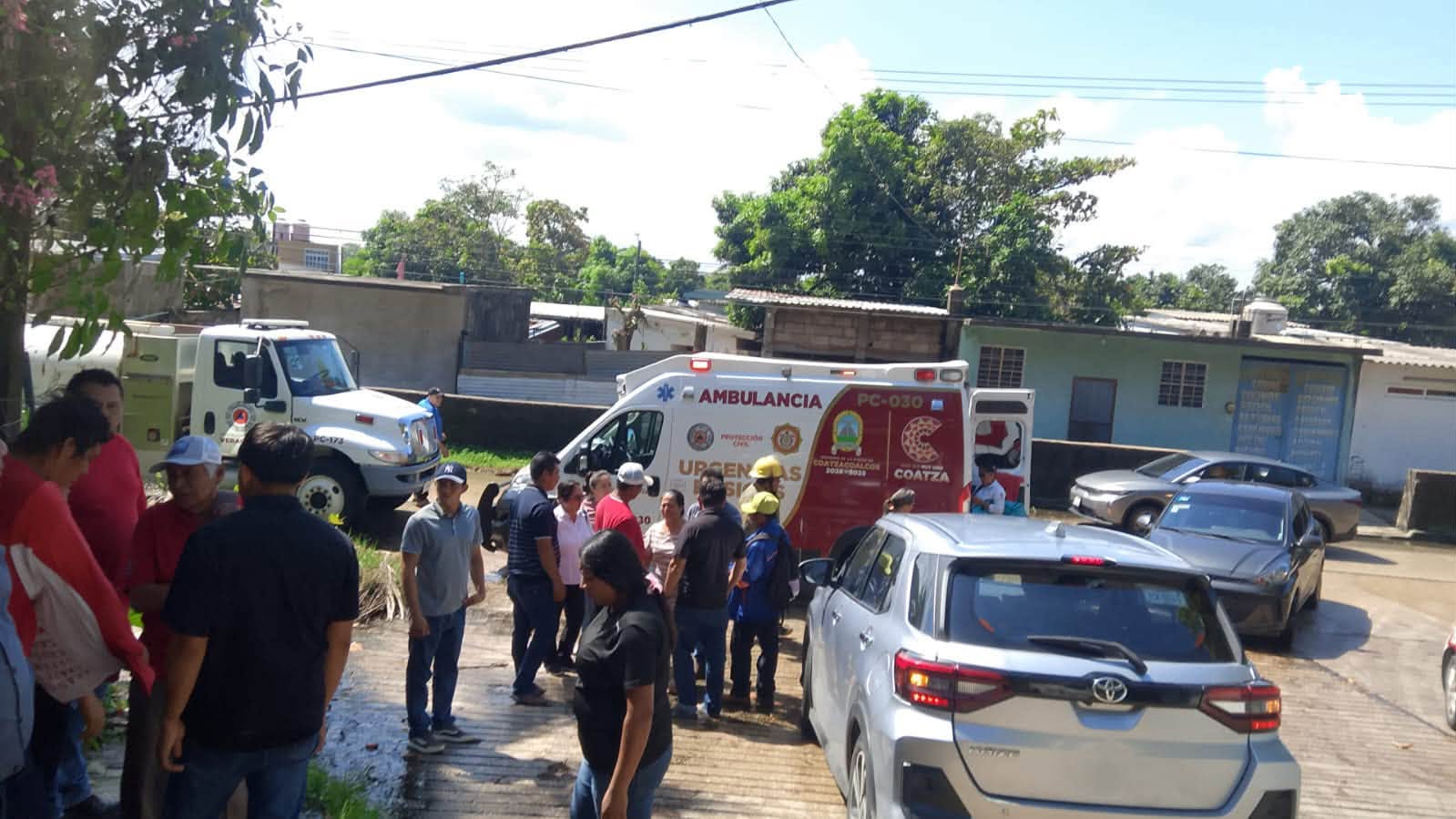 Camioneta se va de reversa y deja ocho lesionados en Coatzacoalcos