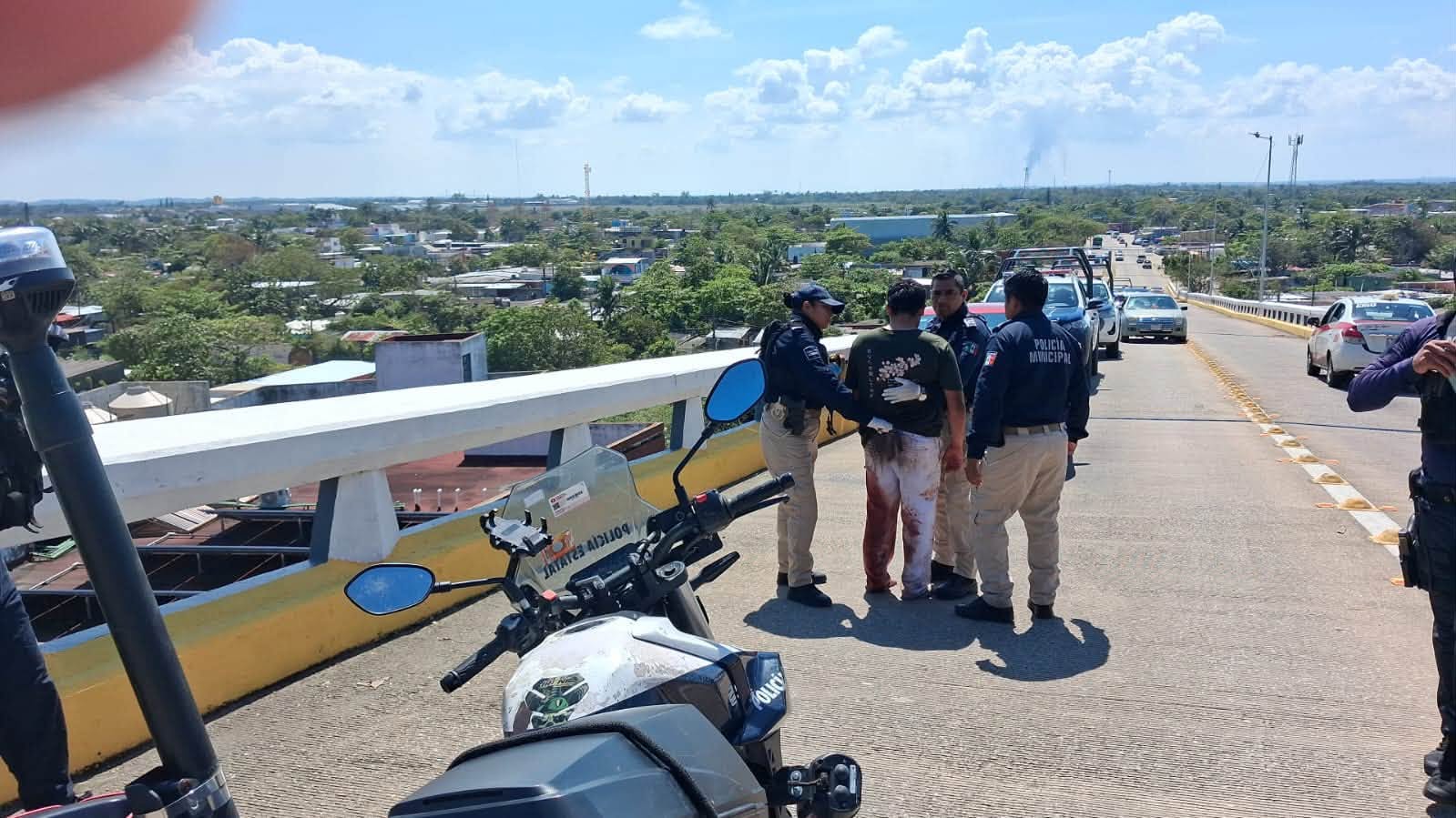 Evitan que otro hombre caiga desde un puente en Coatzacoalcos