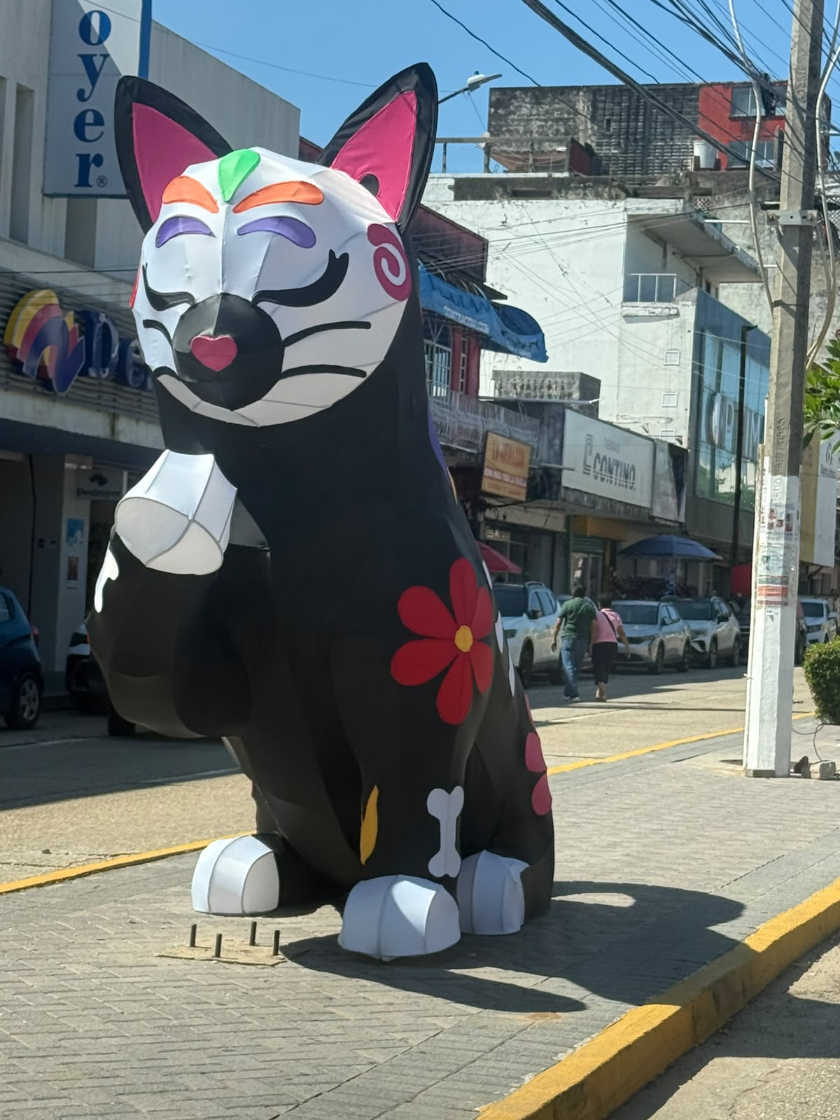 COATZACOALCOS SE VISTE DE DÍA DE MUERTOS CON FIGURAS Y DECORACIONES EN DISTINTOS PUNTOS DE LA CIUDAD